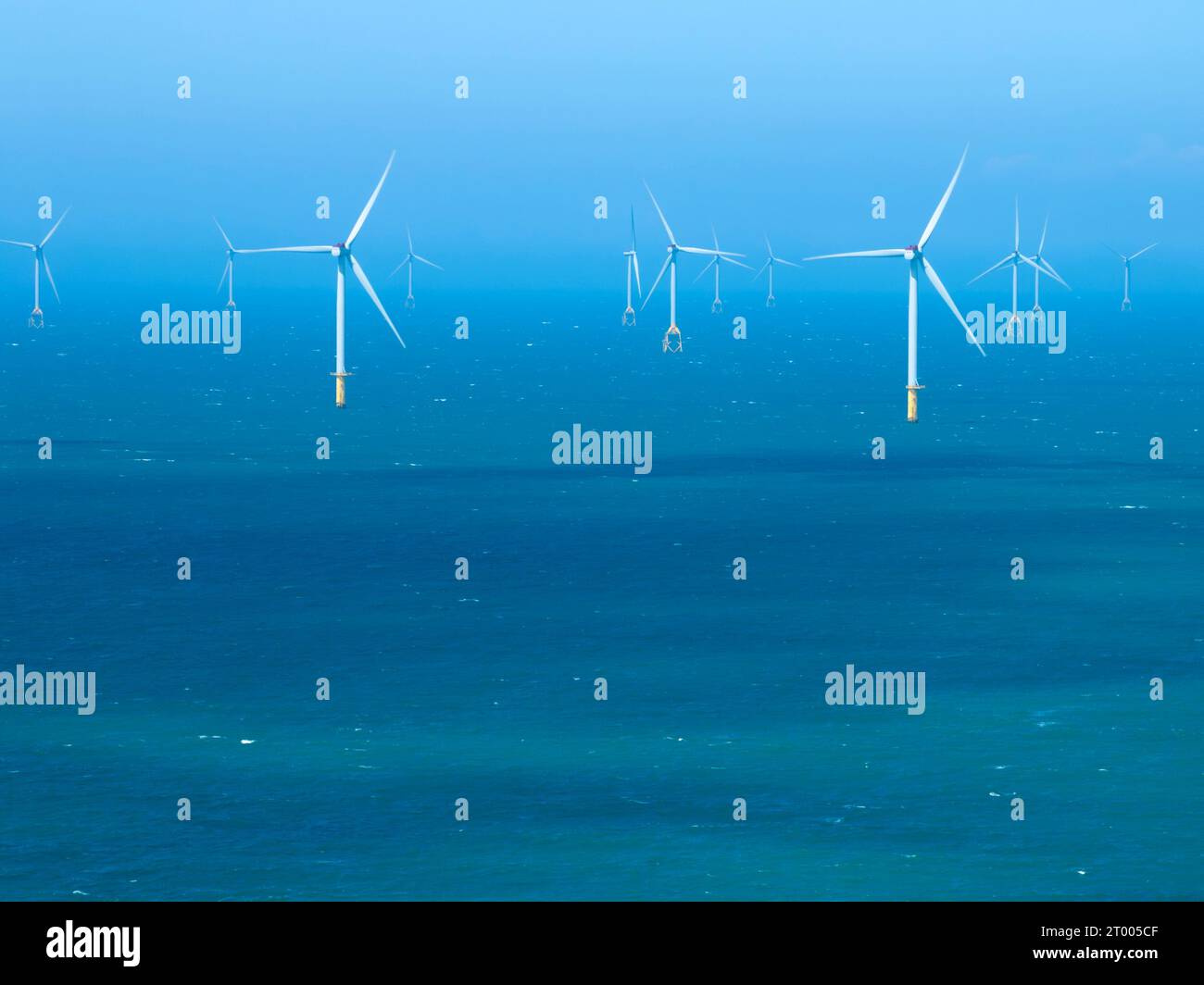 Offshore Windmühlenfarm im Ozean Stockfoto