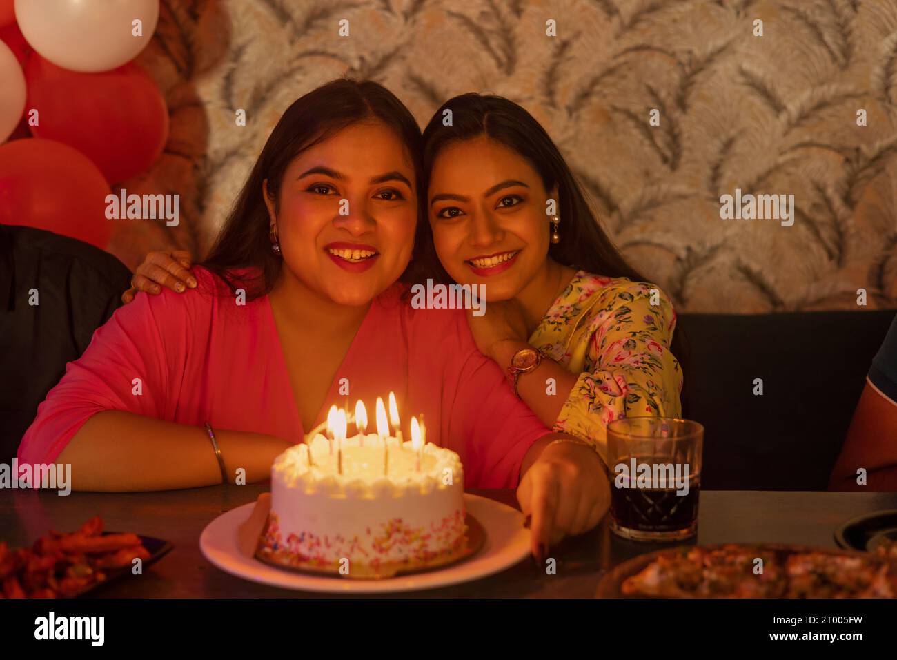 Frauen feiern Geburtstag im Restaurant Stockfoto
