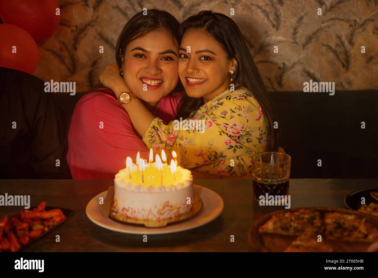 Frauen feiern Geburtstag im Restaurant Stockfoto