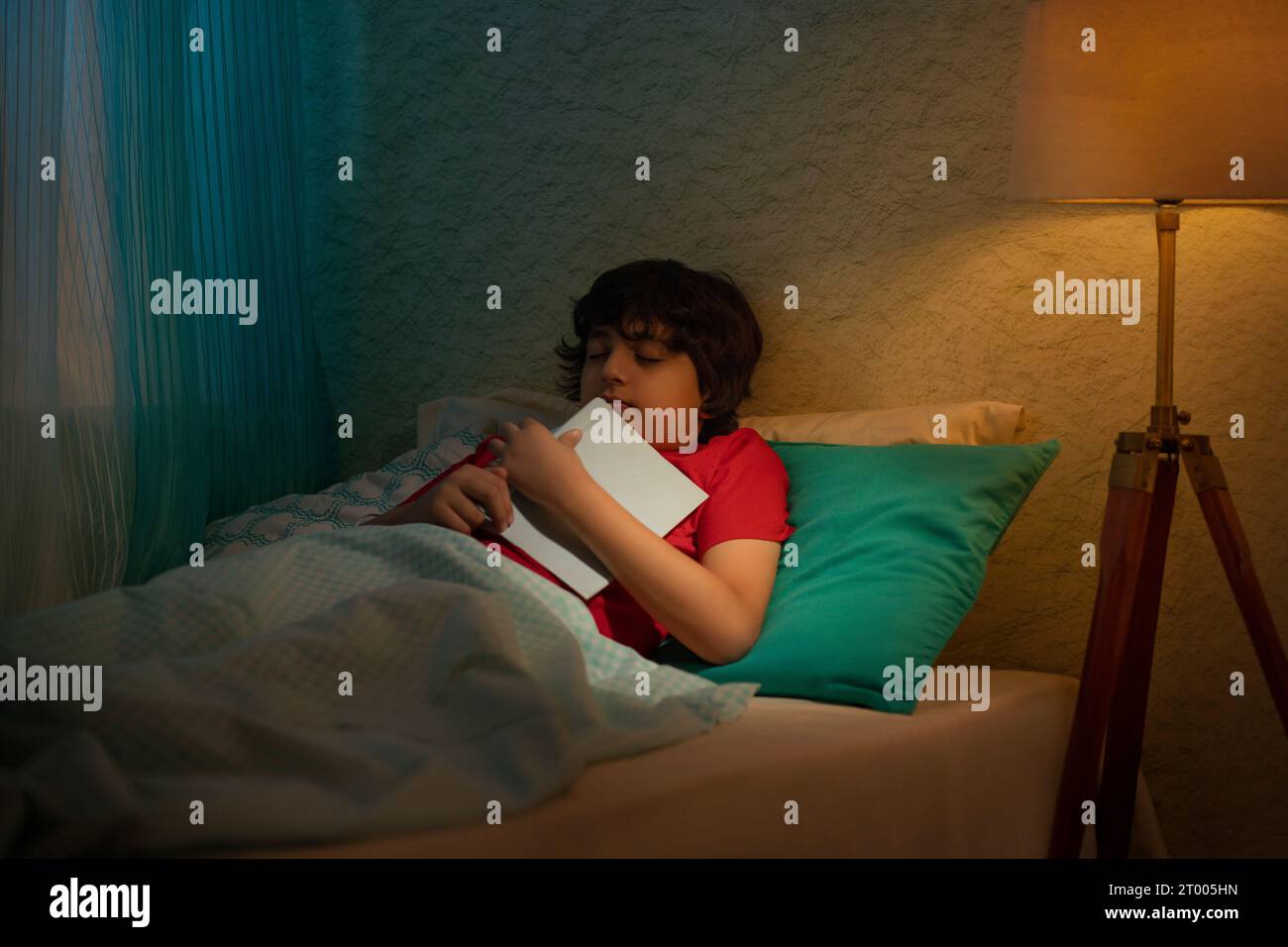 Porträt eines kleinen Jungen, der auf dem Bett schläft Stockfoto