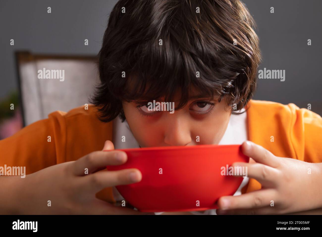 Nahaufnahme Porträt eines Jungen beim Frühstück Stockfoto