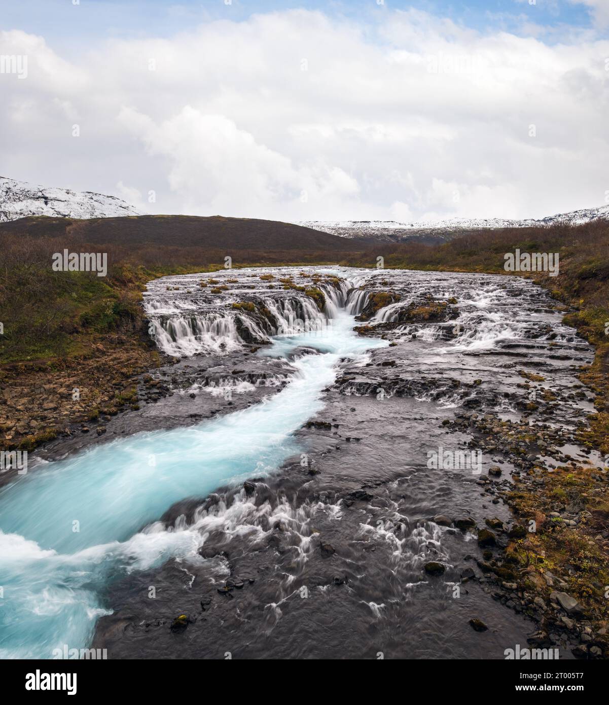 Malerischer Wasserfall Bruarfoss Herbstansicht. Die Jahreszeit ändert sich im südlichen Hochland Islands. Stockfoto