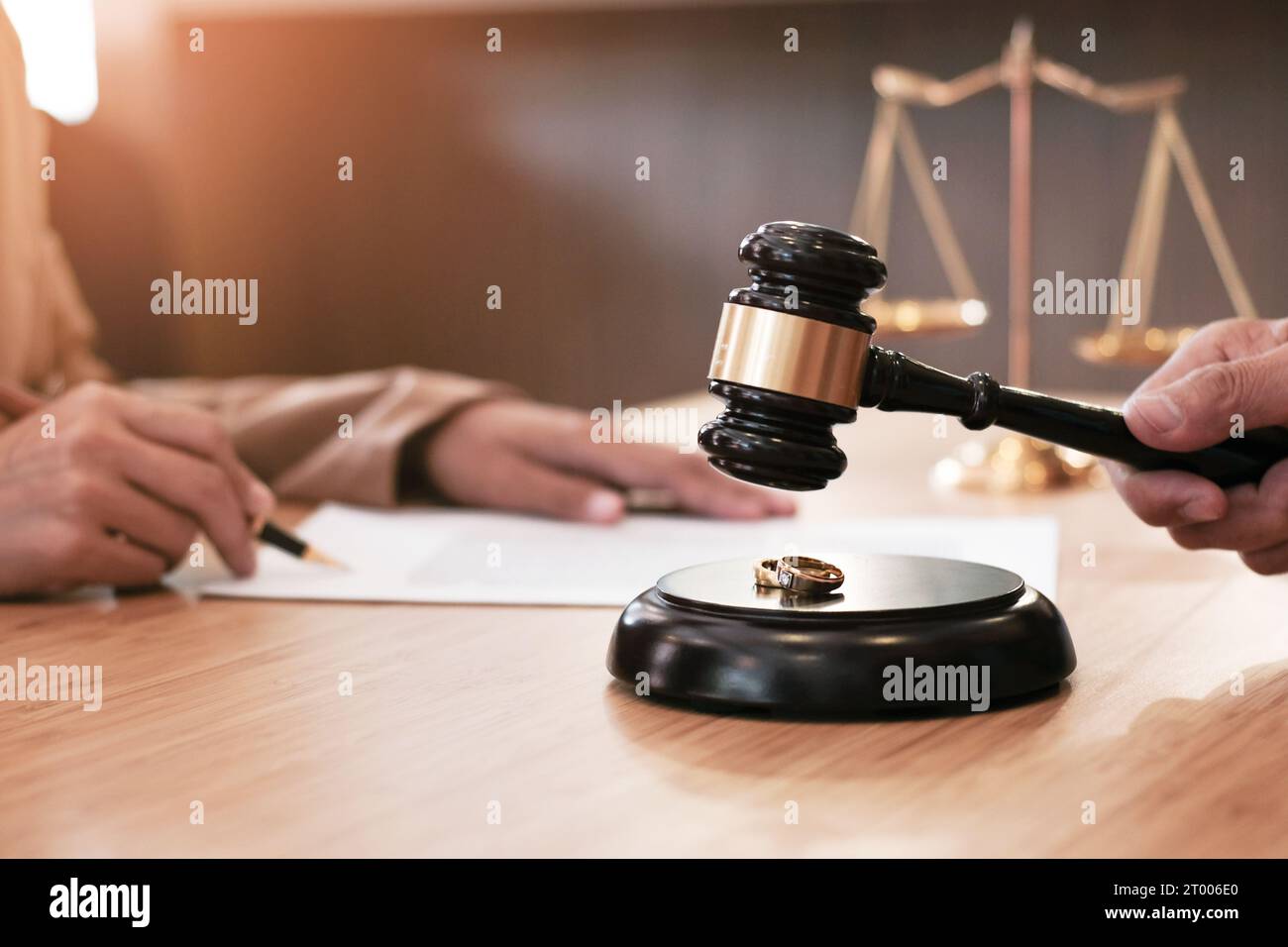 Richter gavel Entscheidung über Ehe Scheidung Unterzeichnung Papiere. Anwalt Konzept Stockfoto