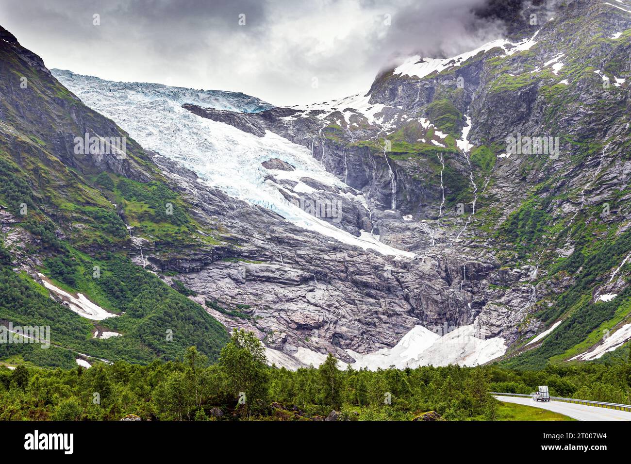 Ein riesiger Gletscher rutscht hinunter Stockfoto