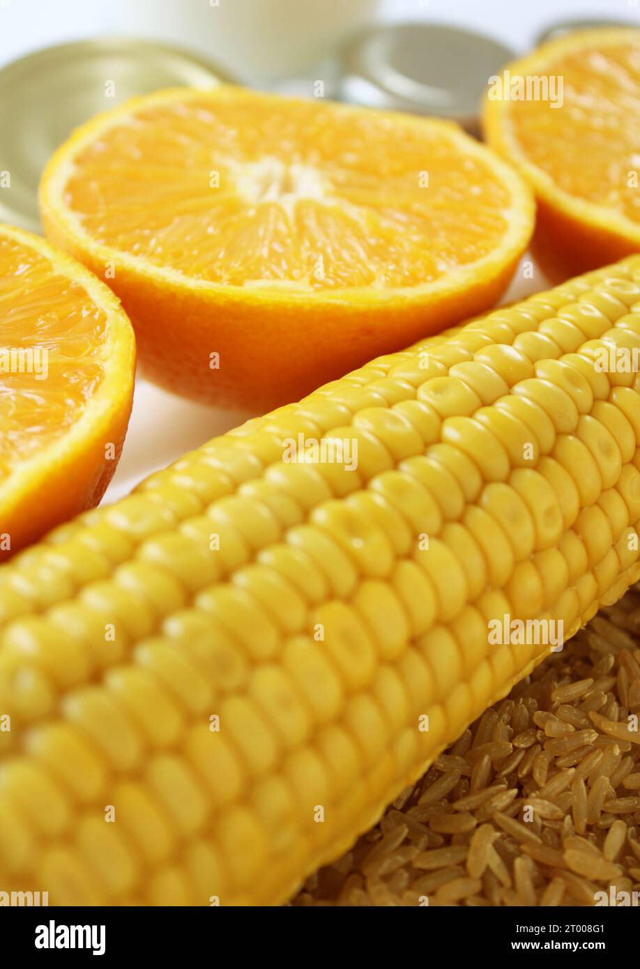 Rohstoffe, Rohstoffe, die im Alltag gebraucht werden und an der Börse gehandelt werden, wie Kaffee, Milch, Metall, Orangen Stockfoto