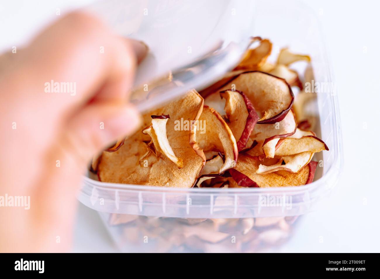 Lagerung von Apfelchips in einer Öko-Kunststoffbox Stockfoto