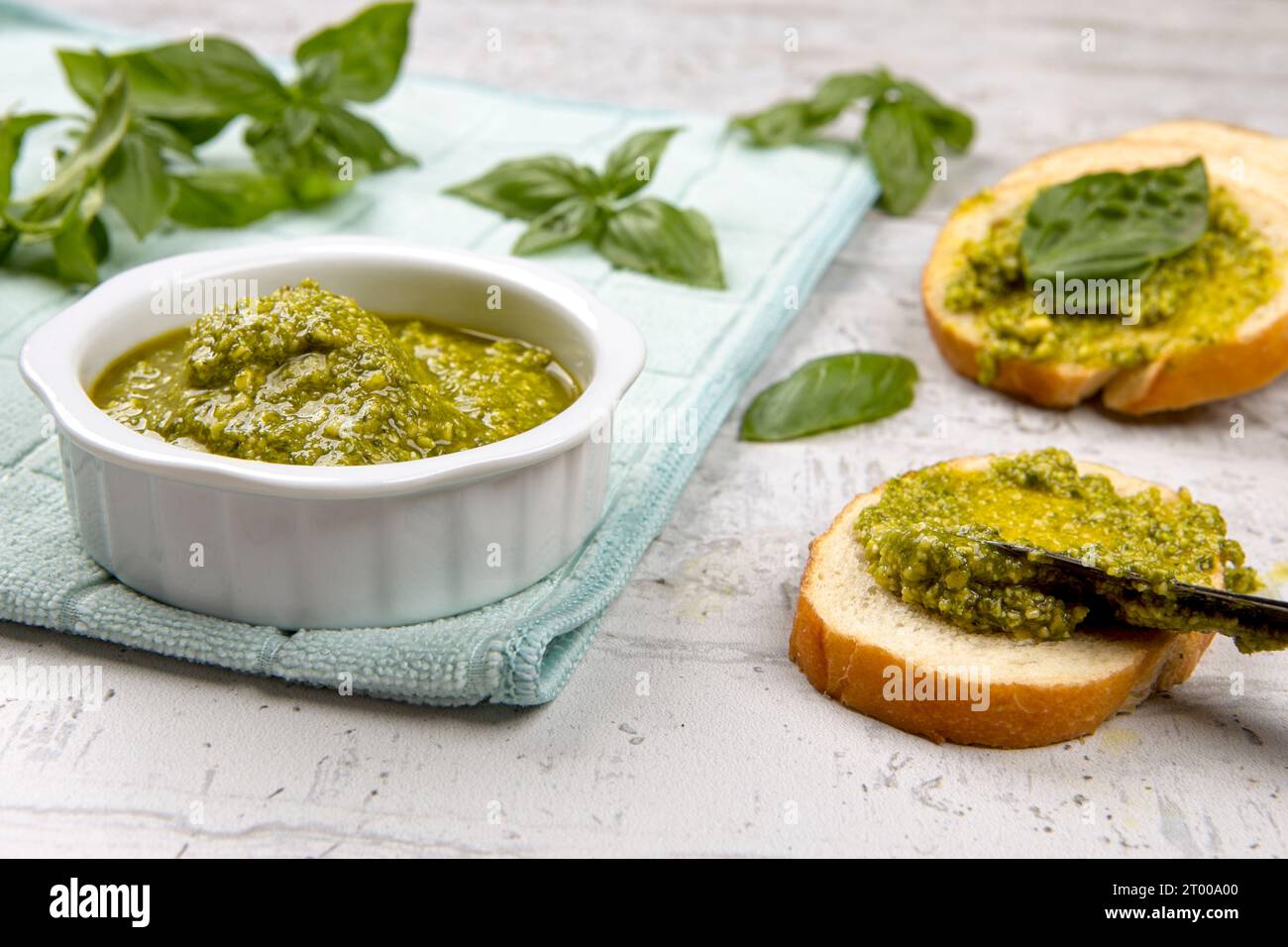 Studio-Foto von Pesto, Brot und Basilikum. Stockfoto