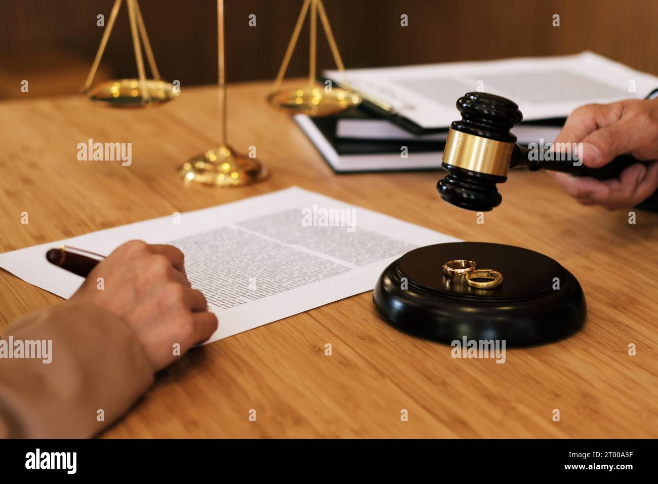 Richter gavel Entscheidung über Ehe Scheidung Unterzeichnung Papiere. Anwalt Konzept Stockfoto