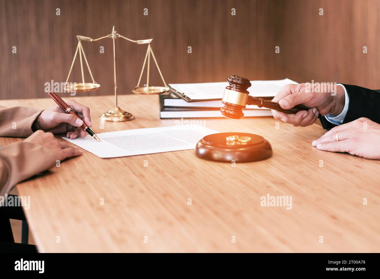 Richter gavel Entscheidung über Ehe Scheidung Unterzeichnung Papiere. Anwalt Konzept Stockfoto