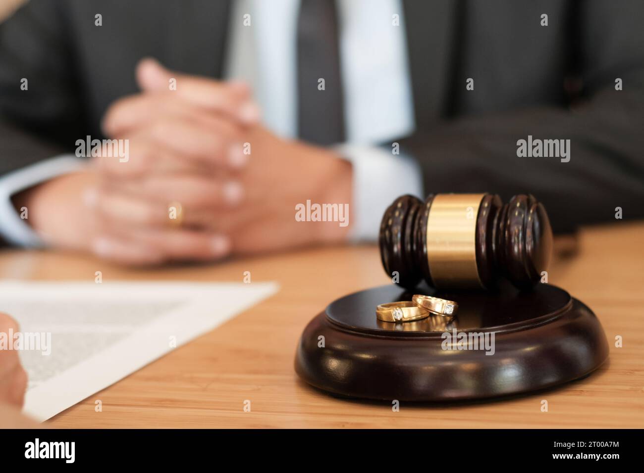Richter gavel Entscheidung über Ehe Scheidung Unterzeichnung Papiere. Anwalt Konzept Stockfoto
