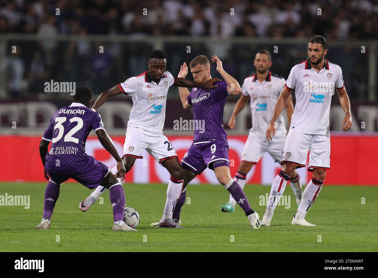 Alfred Duncan (Fiorentina) Antoine Makoumbou (Cagliari) Lucas Beltran (Fiorentina) Alberto Dossena (Cagliari) während des italienischen Spiels der Serie A zwischen Fiorentina 3-0 Cagliari im Artemio Franchi Stadium am 2. Oktober 2023 in Florenz, Italien. Quelle: Maurizio Borsari/AFLO/Alamy Live News Stockfoto