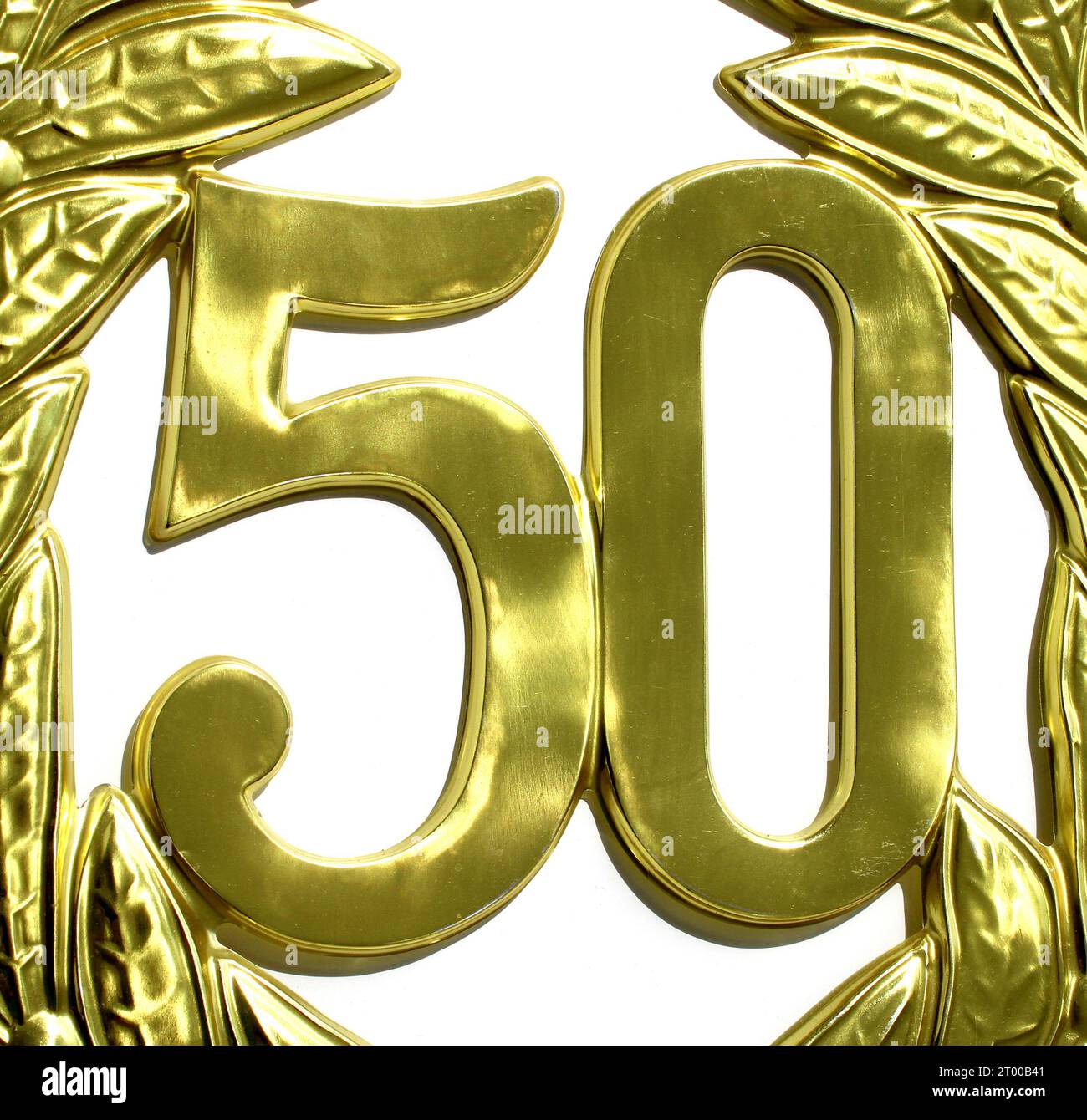 goldener 50 isolierter weißer Hintergrund in 3D, echte Dekoration zum 50. Geburtstag, Glückwunsch, Geschenk, Glückwunsch oder Einladungskarte Stockfoto