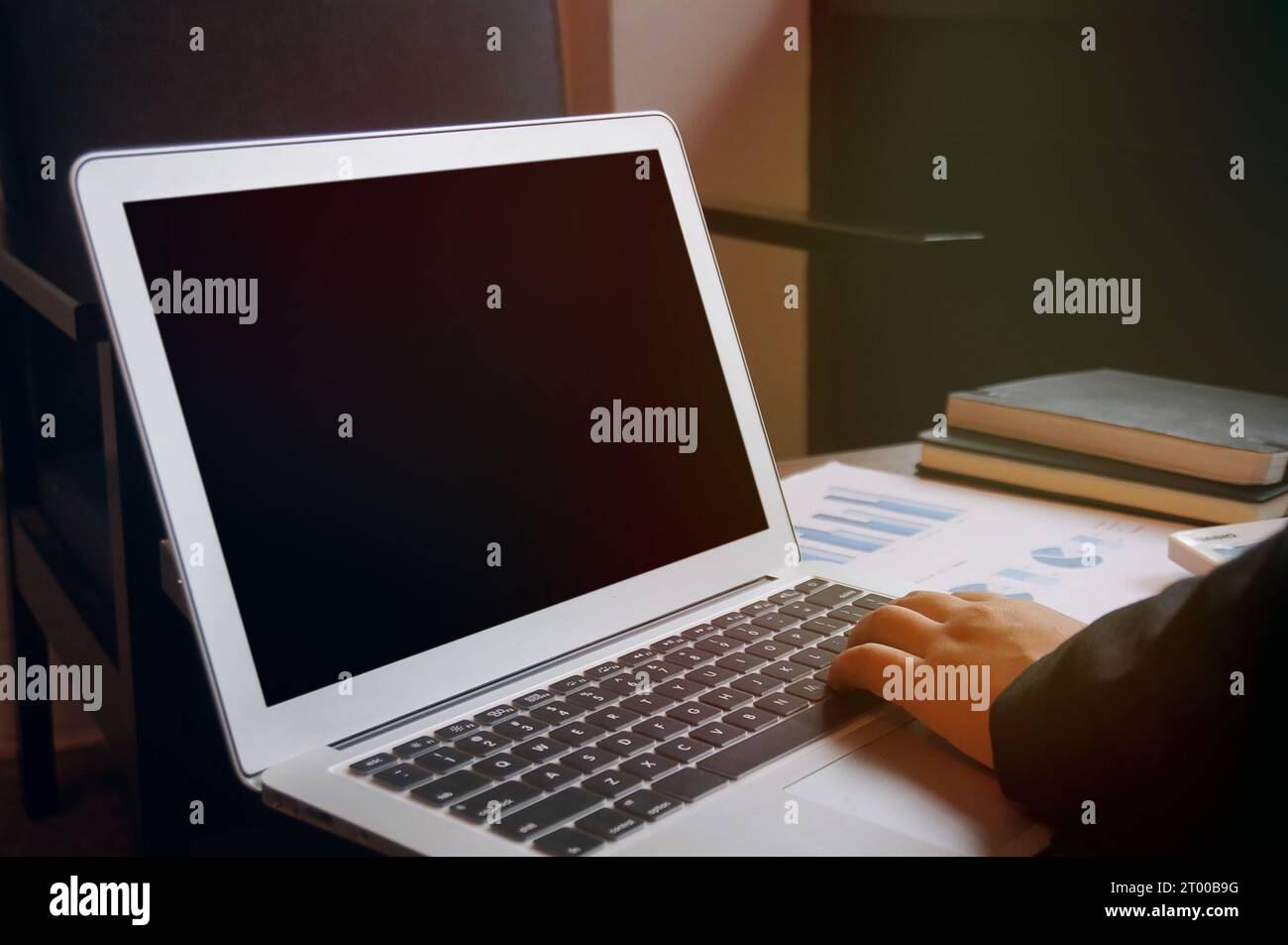 Geschäftsfrau, die an einem Laptop mit leerem Bildschirm arbeitet. Technologiekonzept Stockfoto