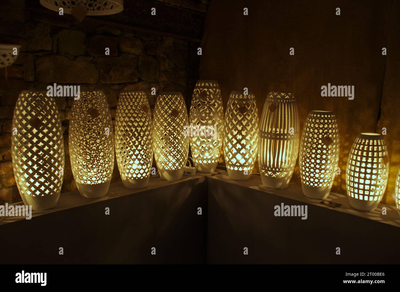 Terracotta illuminata in un mercatino di Natale Stockfoto