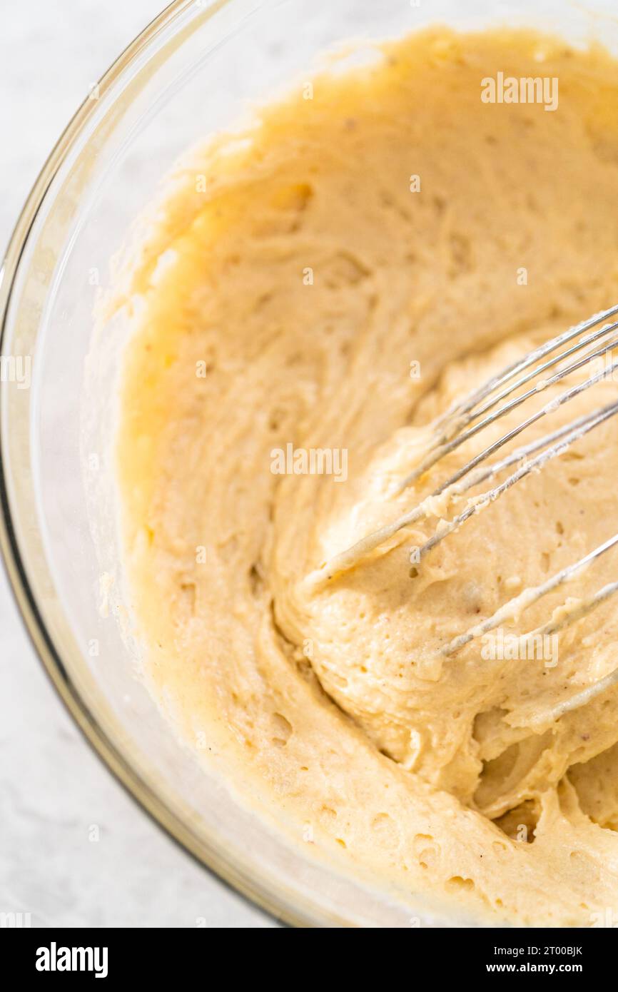 Karottenkuchen mit Frischkäse-Zuckerguss Stockfoto