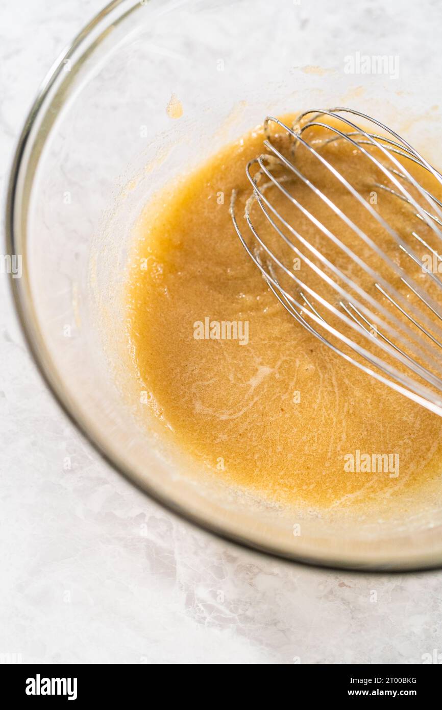 Karottenkuchen mit Frischkäse-Zuckerguss Stockfoto