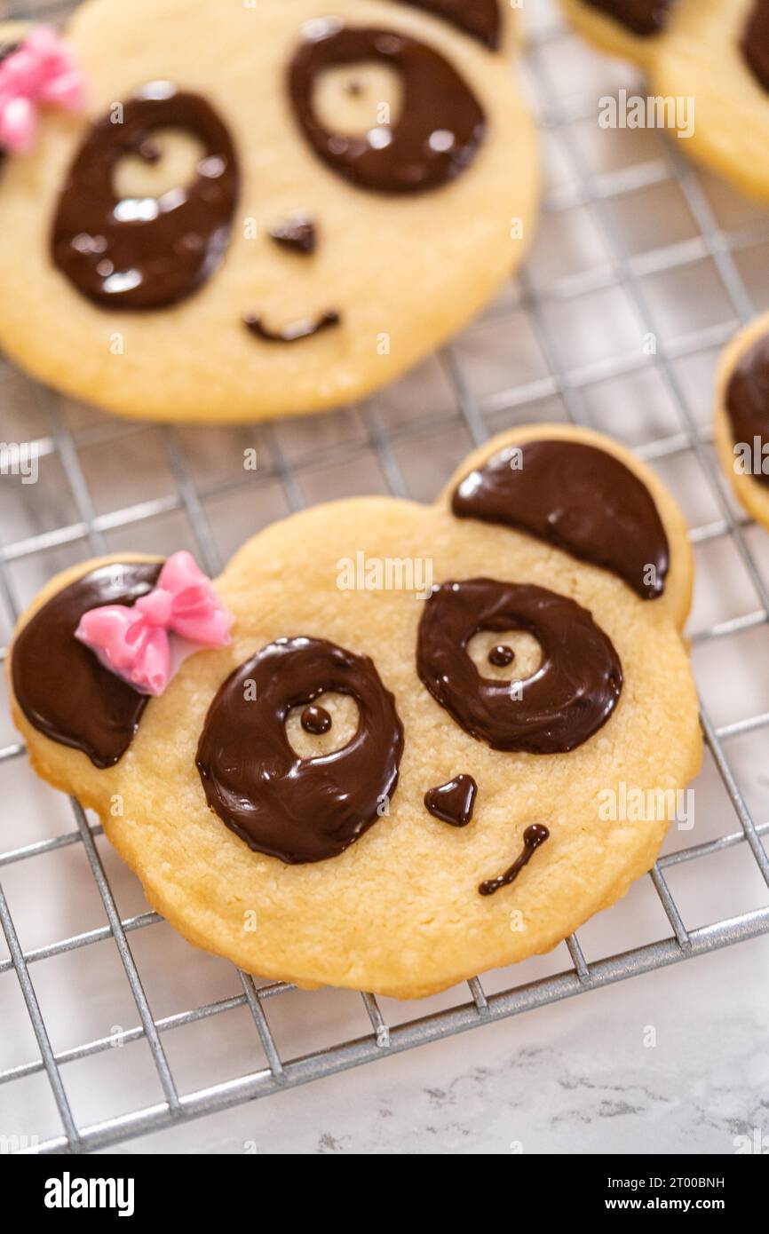 Panda-förmige Shortbread-Kekse mit Schokoladenglasur Stockfoto