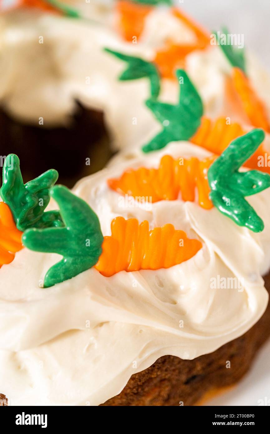 Karottenkuchen mit Frischkäse-Zuckerguss Stockfoto