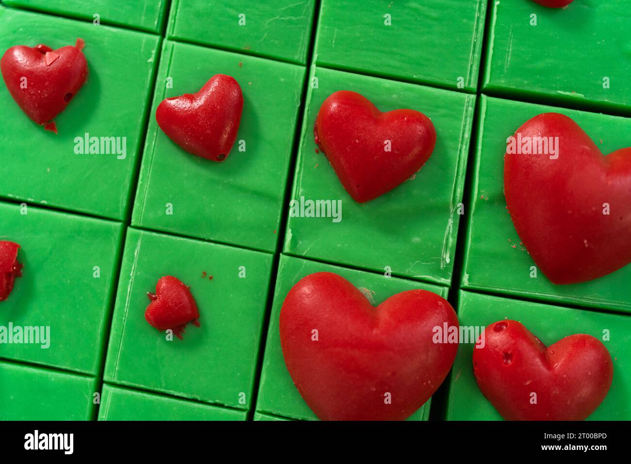 Grüner Karamell mit roten Herzen Stockfoto