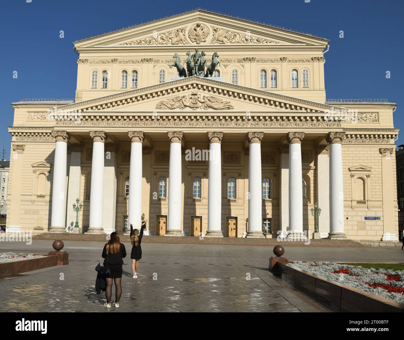 Bolschoi-Theater, historisches Theater in Moskau, Russland. Zwei junge schöne Frauen Stockfoto