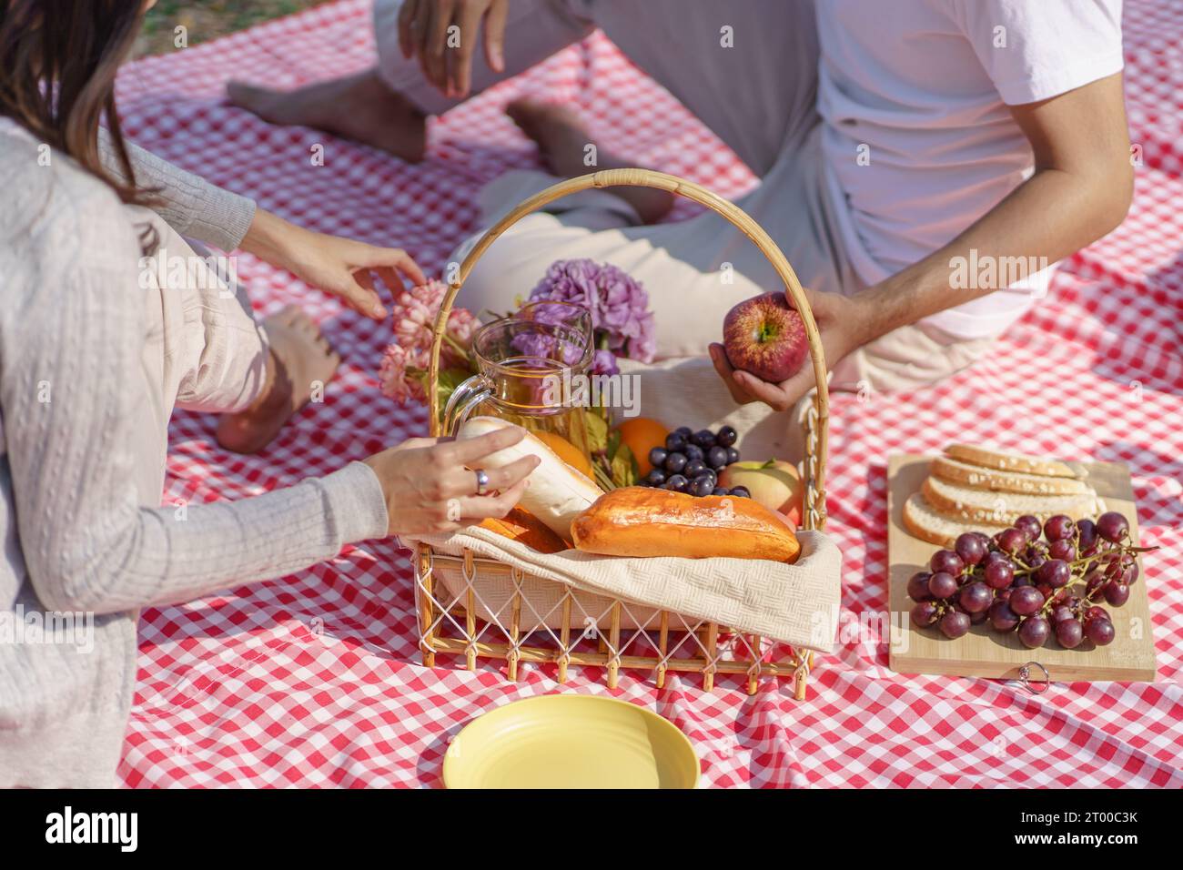 Verliebtes Paar genießt Picknickzeit im Park Outdoor Picknick. Glückliches Paar, das togetherÂ mit Picknickkorb entspannt Stockfoto