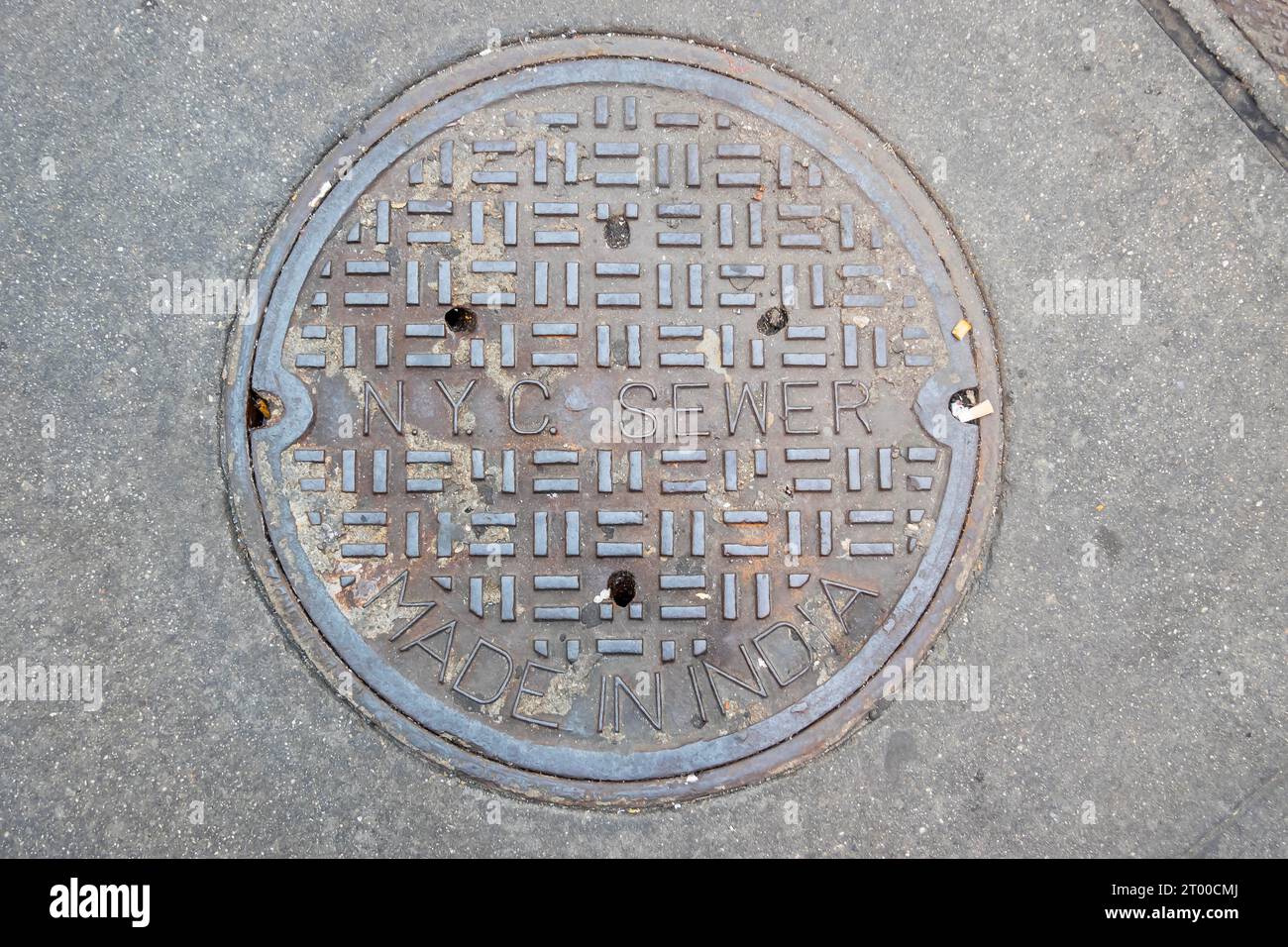 Ein Round New York Manhole Cover in New York Stockfoto