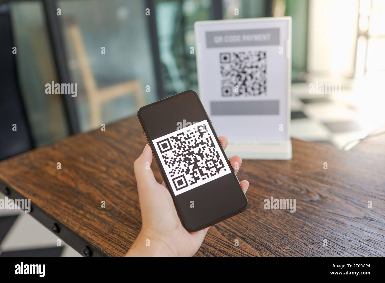 QR-Code-Zahlung. E-Wallet. Man Scanning Tag akzeptiert generiert digitale Bezahlung ohne Geld.Scannen QR Code Online Shopping Cashles Stockfoto