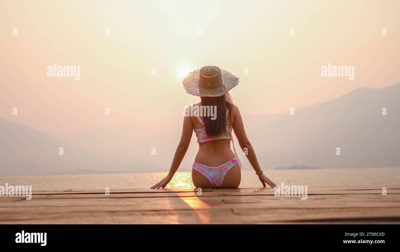 Glückliche Reisende Frau Sommer Lifestyle tropischer Strandurlaub glücklicher junger girlÂ mit stilvollem Tie Dye Bikini und Sonnenbrille Witz Stockfoto