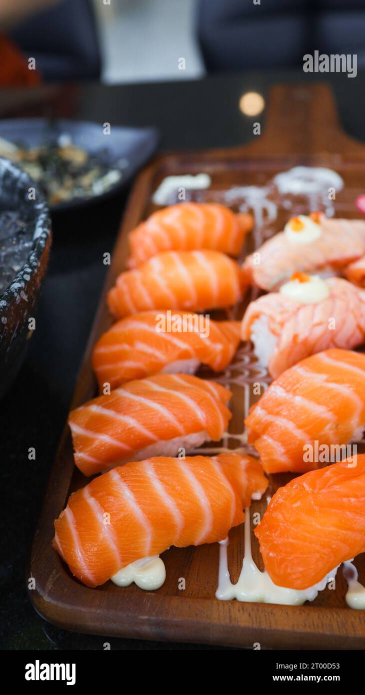 Lachs Sushi Japanisches Essen. Auf dem Tisch im Restaurant. Japanische Küche ofÂ Sashimi Lachs Sushi nigiri.Â Stockfoto