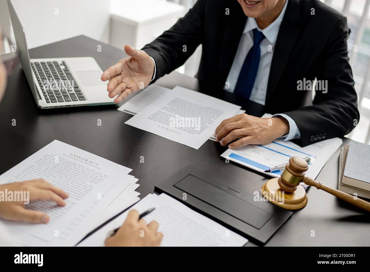 Rechtsanwalt Legal Counsel legt dem Mandanten einen unterzeichneten Vertrag mit Gavel und Rechtsrecht vor. Geschäftspartnerschaft zwischen justiz und Anwalt Stockfoto