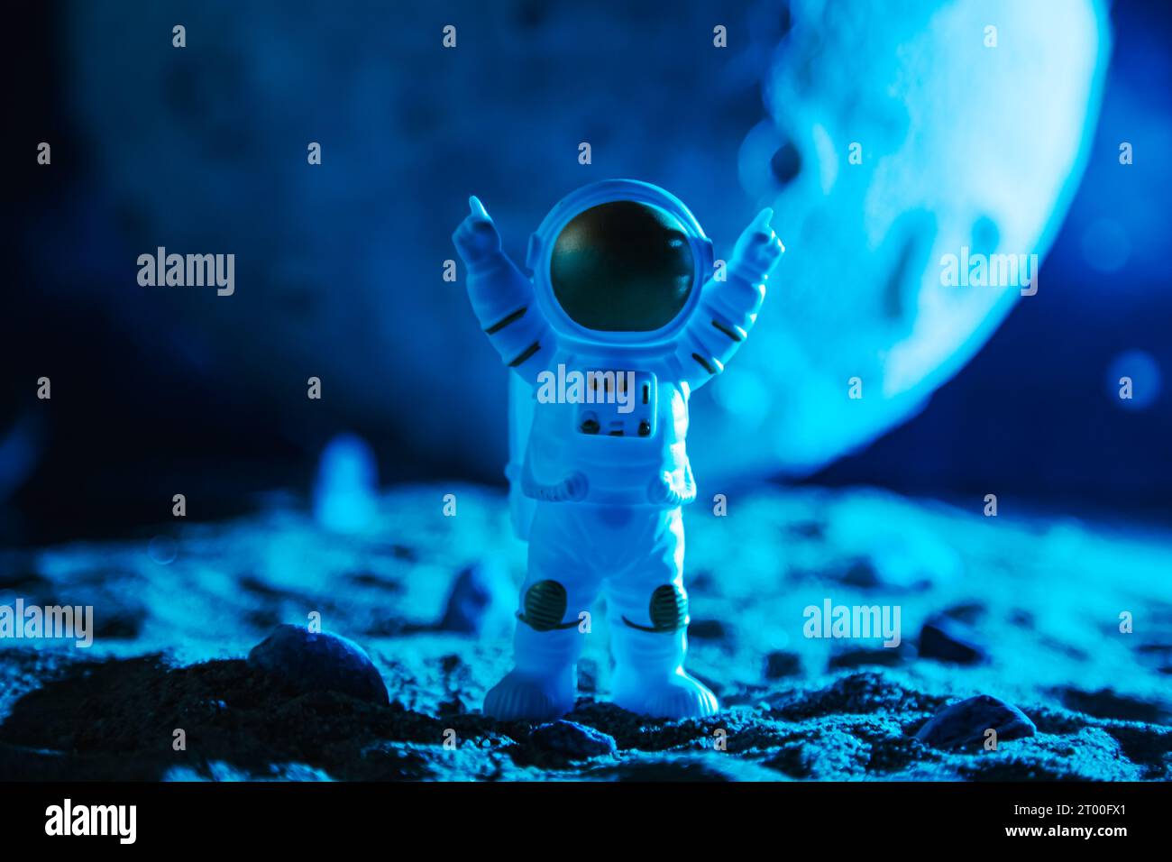 Astronaut in einem Weltraumanzug hob seine Hände als Zeichen der Willkommensgruß auf einem anderen Planeten. Raumfahrthintergrund, Zukunftskonzept. Stockfoto