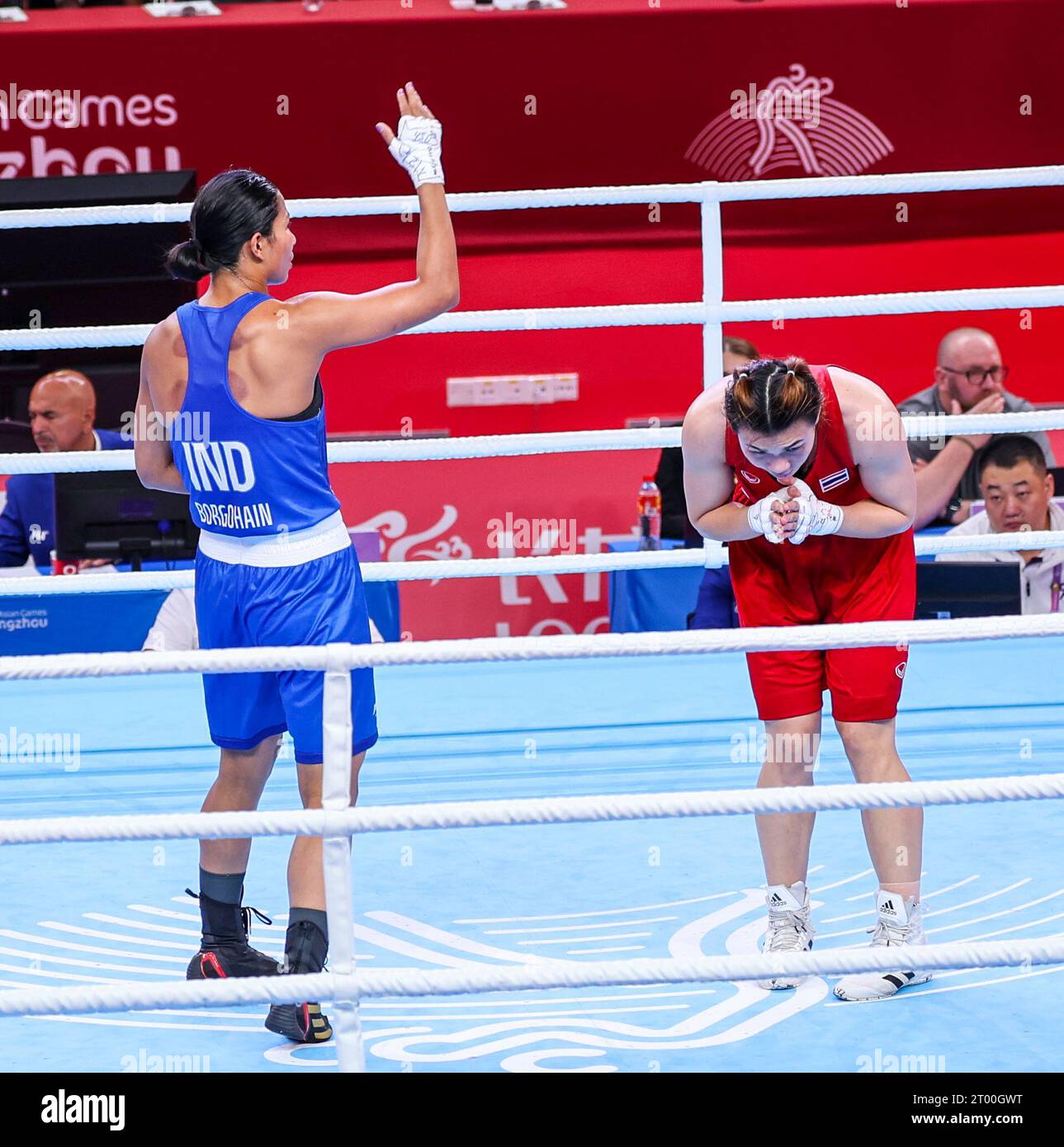 Hangzhou, China. Oktober 2023. Hangzhou, Zhejiang, China: Asienspiele, Boxfrauen-Halbfinale: 66-75 kg. Indischer Boxer Borgohain Lovlina gegen Thailands Maneekon am HZ Gymnasium. Lovlina aus Indien gewann. Quelle: Seshadri SUKUMAR/Alamy Live News Stockfoto