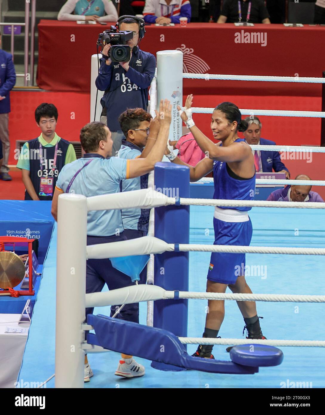 Hangzhou, China. Oktober 2023. Hangzhou, Zhejiang, China: Asienspiele, Boxfrauen-Halbfinale: 66-75 kg. Indischer Boxer Borgohain Lovlina gegen Thailands Maneekon am HZ Gymnasium. Lovlina aus Indien gewann. Quelle: Seshadri SUKUMAR/Alamy Live News Stockfoto