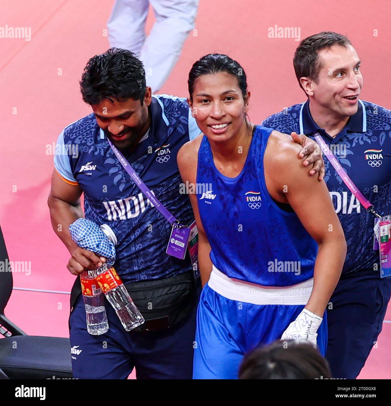 Hangzhou, China. Oktober 2023. Hangzhou, Zhejiang, China: Asienspiele, Boxfrauen-Halbfinale: 66-75 kg. Indischer Boxer Borgohain Lovlina gegen Thailands Maneekon am HZ Gymnasium. Lovlina aus Indien gewann. Quelle: Seshadri SUKUMAR/Alamy Live News Stockfoto