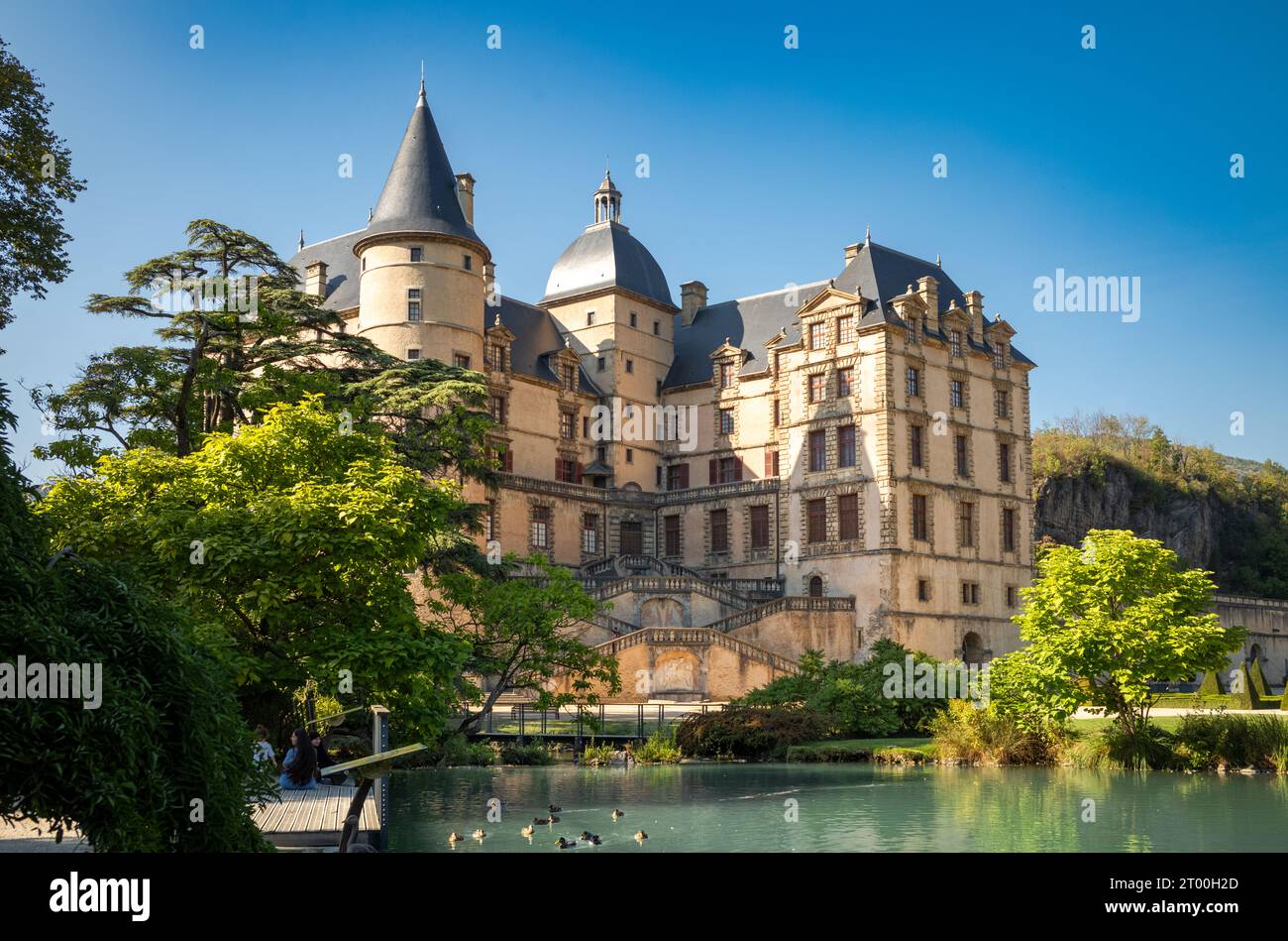 Blick über den See zum Schloss mit dem Museum der Französischen Revolution in Vizille, Frankreich. Stockfoto