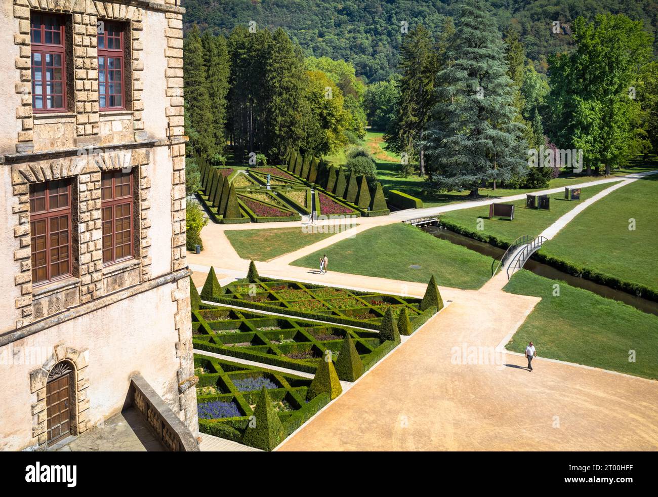 Blick über formelle Gärten und Park zu bewaldeten Hügeln vom Schloss aus, in dem sich das Museum der Französischen Revolution in Vizille, Frankreich befindet. Stockfoto