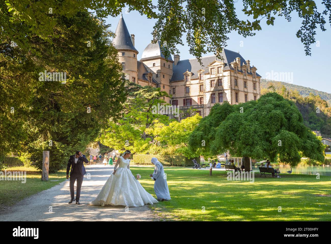 Eine muslimische Mutter hilft ihrer Tochter, Hochzeitsfotos mit ihrem neuen Mann auf dem Gelände des Schlosses vorzubereiten, in dem sich das Museum der Französischen Revo befindet Stockfoto