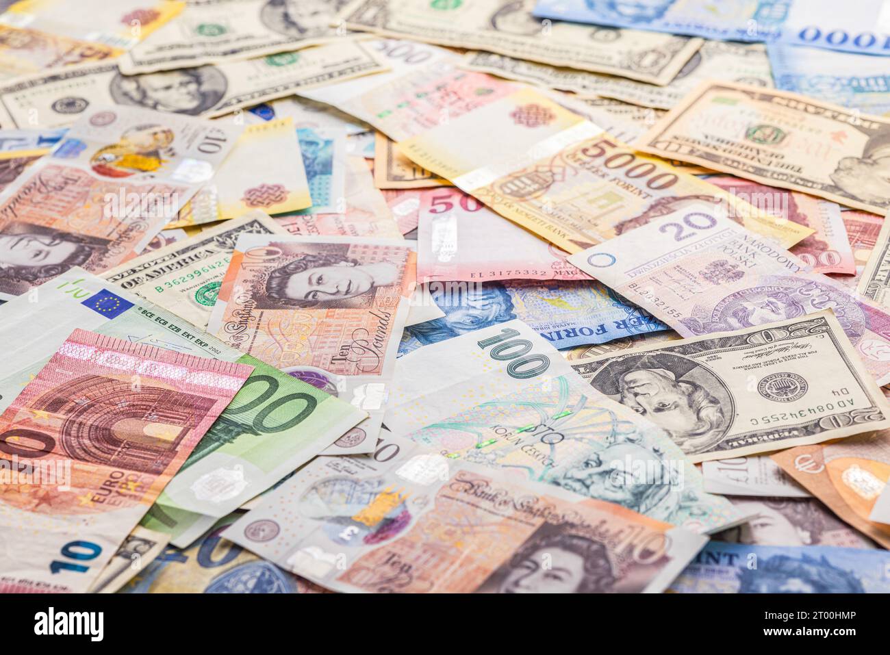 Der Hintergrund der Banknoten. Verschiedene Währungen. Papiergeld. Euro, tschechische Krone, polnische złoty, ungarischer Forint, britisches Pfund und US-Dollar. Stockfoto
