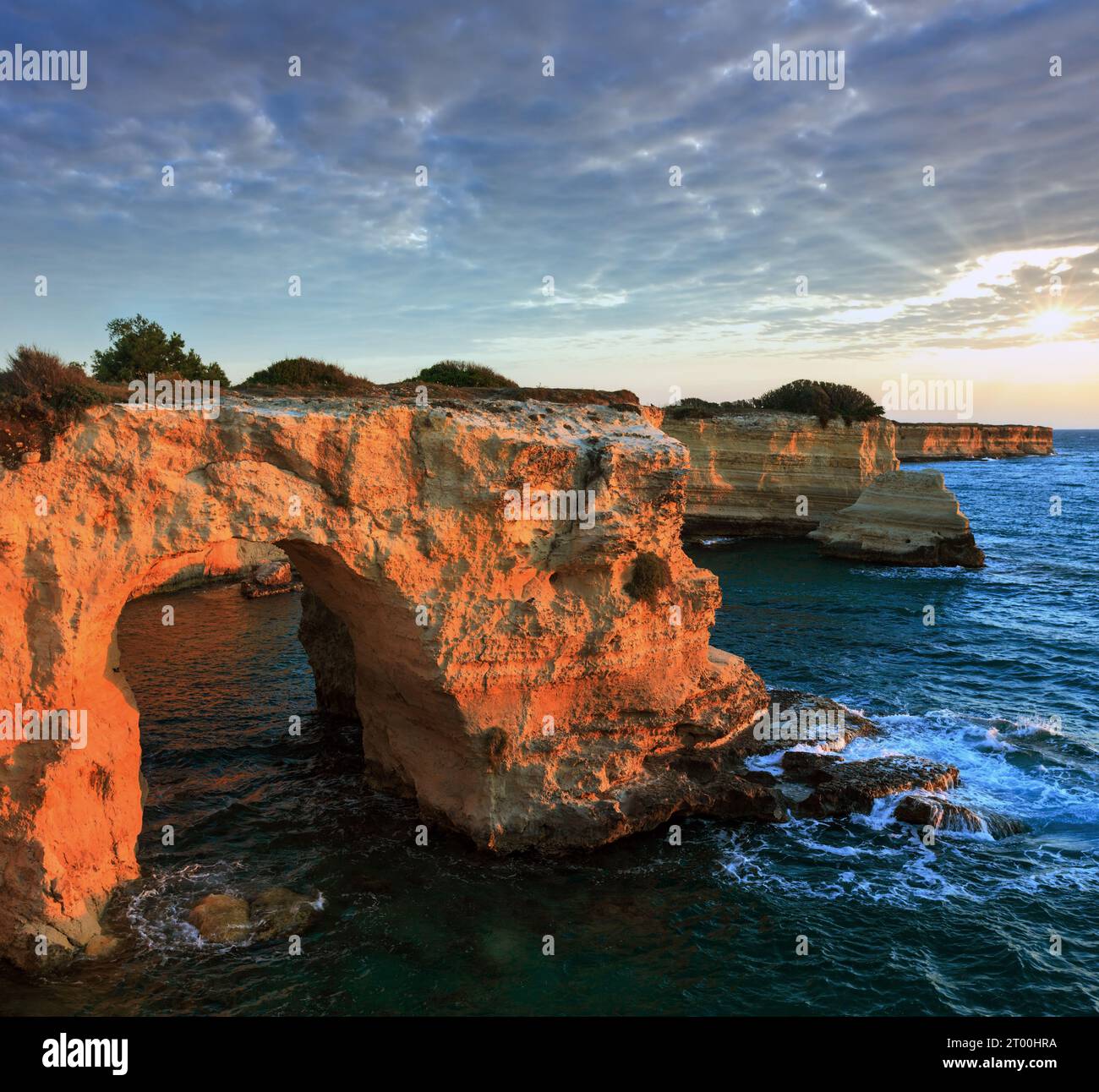 Surise Faraglioni bei Torre Sant Andrea, Italien Stockfoto