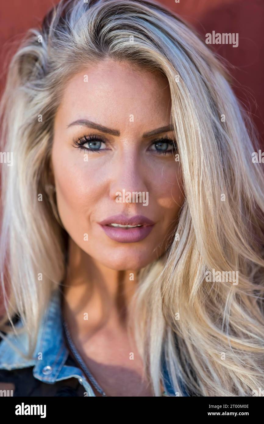 Wunderschöne Blonde Modell posiert auf EINEM sonnigen Tag Stockfoto
