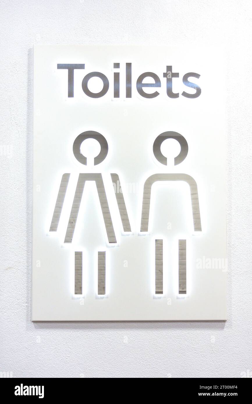 Toilettenzeichen für Männer und Frauen, Einkaufszentrum Royal Victoria Place, Civic Quarter, Royal Tunbridge Wells, Kent, England, Vereinigtes Königreich Stockfoto