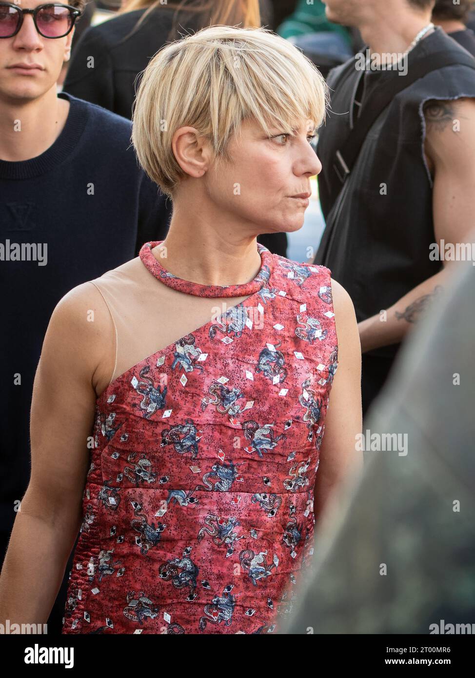 Paris, Frankreich. Oktober 2023. Französische Schauspielerin Marina Fois bei der Louis Vuitton Womenswear Spring/Summer 2024 Show im Rahmen der PARISER MODEWOCHE - 02. OKTOBER 2023 Credit: Jacques Julien/Alamy Live News Credit: Jacques Julien/Alamy Live News Stockfoto