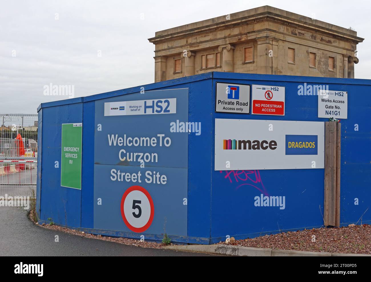 HS2-Standort Mace & Dragados Gates in Birmingham Curzon St, Bahnhof, Central Birmingham, West Midlands, England, UK, B4 7XG Stockfoto
