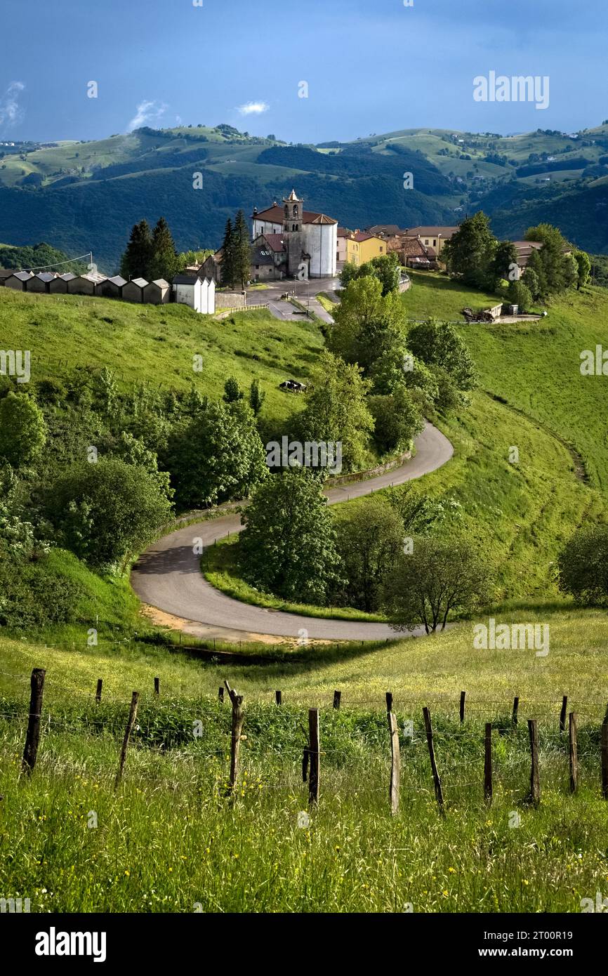 Das kimbrische Dorf Campofontana eingebettet in die Wiesen von Lessinia.Selva di Progno, Lessinia, Veneto, Italien. Stockfoto