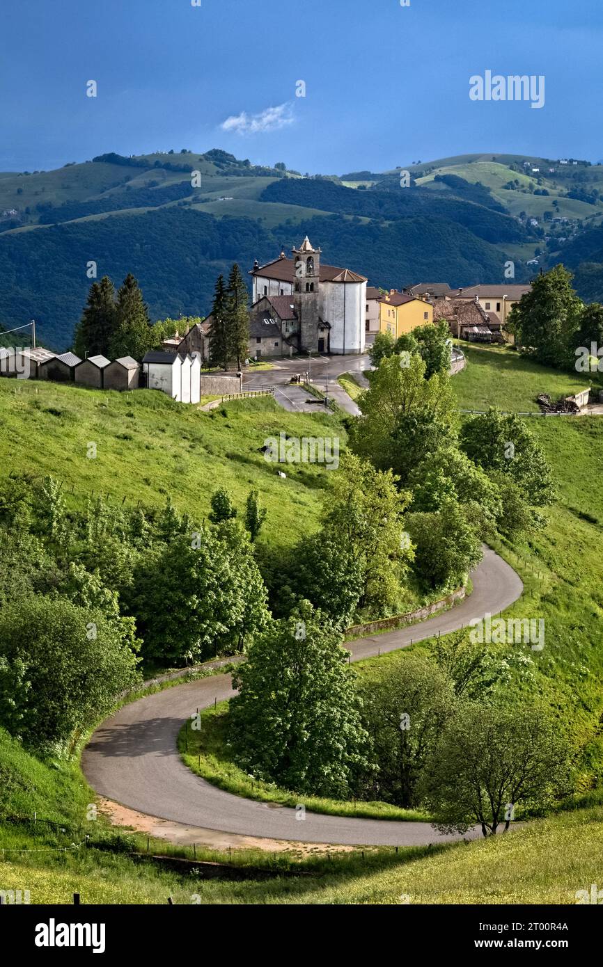 Das kimbrische Dorf Campofontana eingebettet in die Wiesen von Lessinia.Selva di Progno, Lessinia, Veneto, Italien. Stockfoto