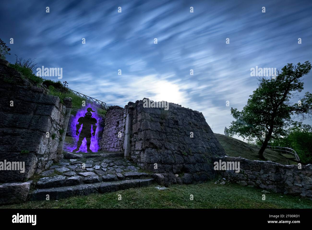 Heller Ritter zwischen den Ruinen der mittelalterlichen Burg Nomi. Vallagarina, Trentino, Italien. Stockfoto