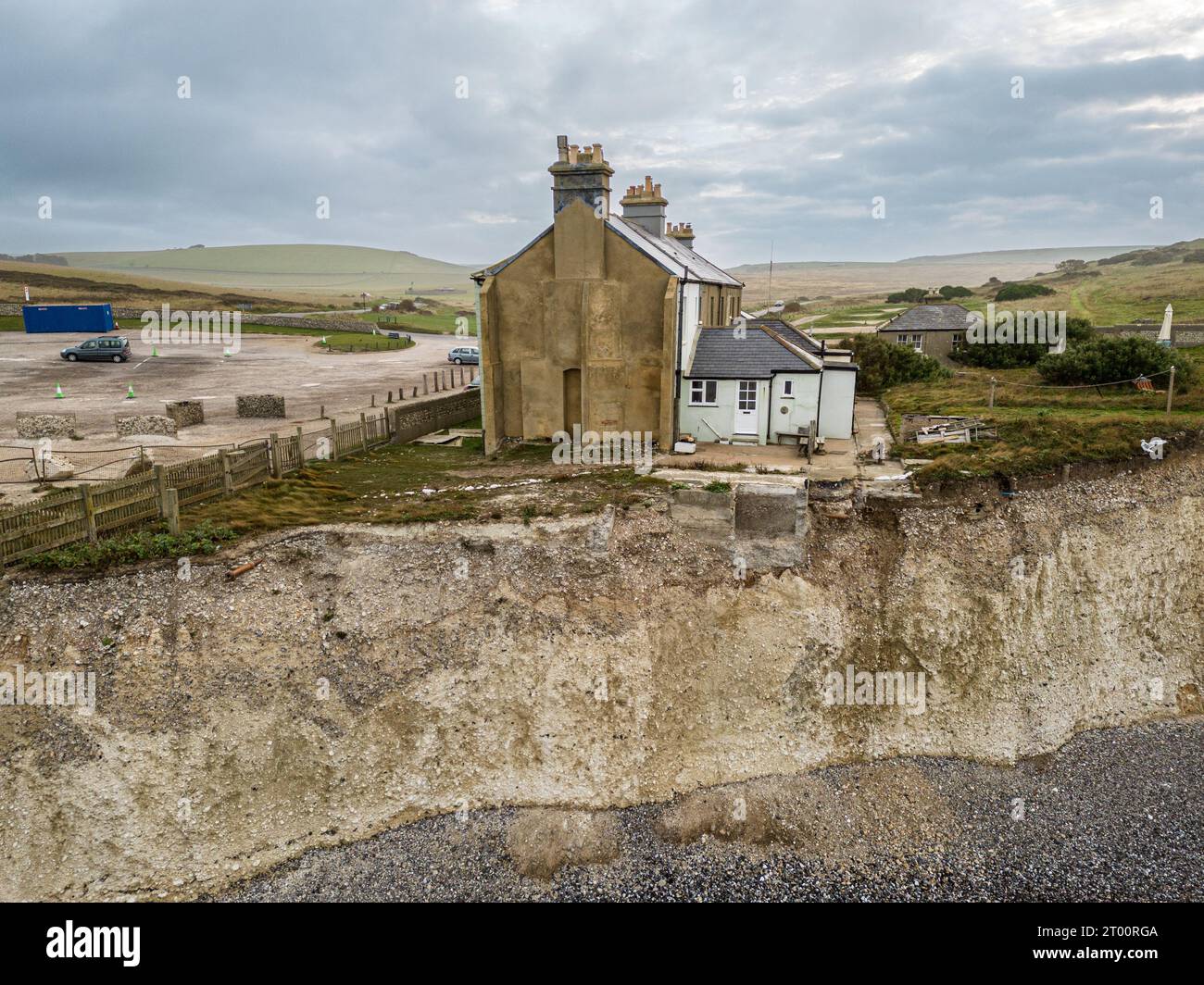 Die alten Cottages der Küstenwache, ursprünglich 8, die 1878 erbaut wurden, jetzt vier mit dem nächstgelegenen Cottages, die voraussichtlich abgerissen werden müssen, bevor sie in die Klippe fällt Stockfoto