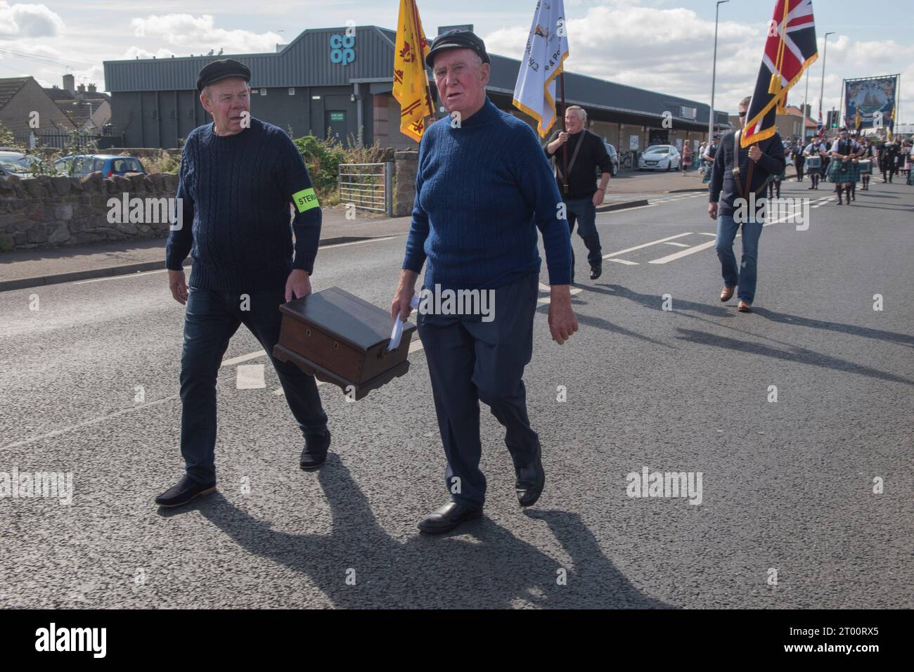 Cockenzie und Port Seton freundliche Gesellschaft der Fischer. Die Box Meeting Parade, die Box wird von Andrew Mach und Archie Johnson durch das Dorf getragen. Die Veranstaltung findet alle fünf Jahre statt. September 2023 Cockenzie und Port Seton, East Lothian, Schottland. HOMER SYKES AUS DEN 2020ER JAHREN Stockfoto