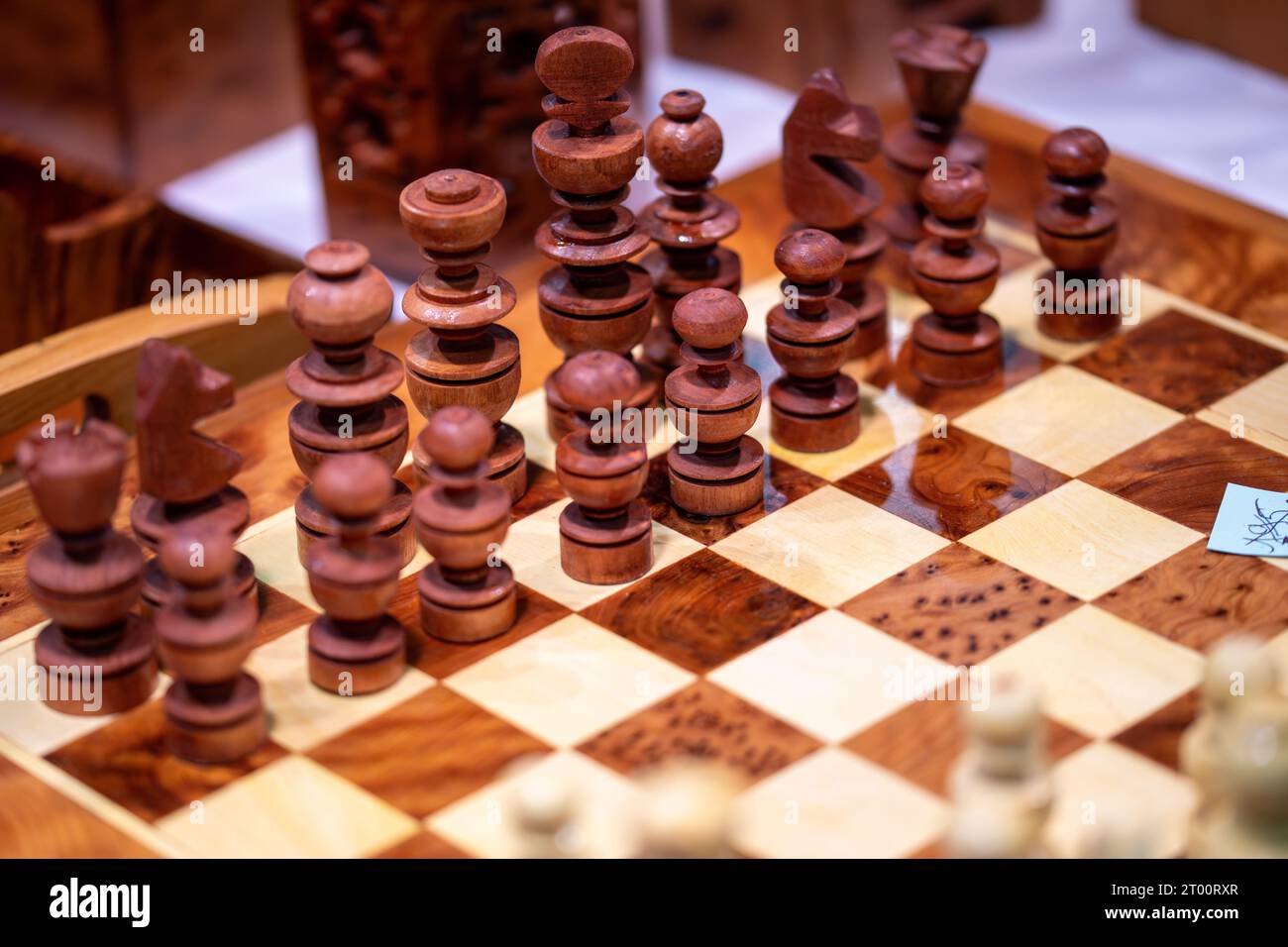 Schachset aus Holz mit braunen und weißen Stücken und glänzender Spielfläche Stockfoto