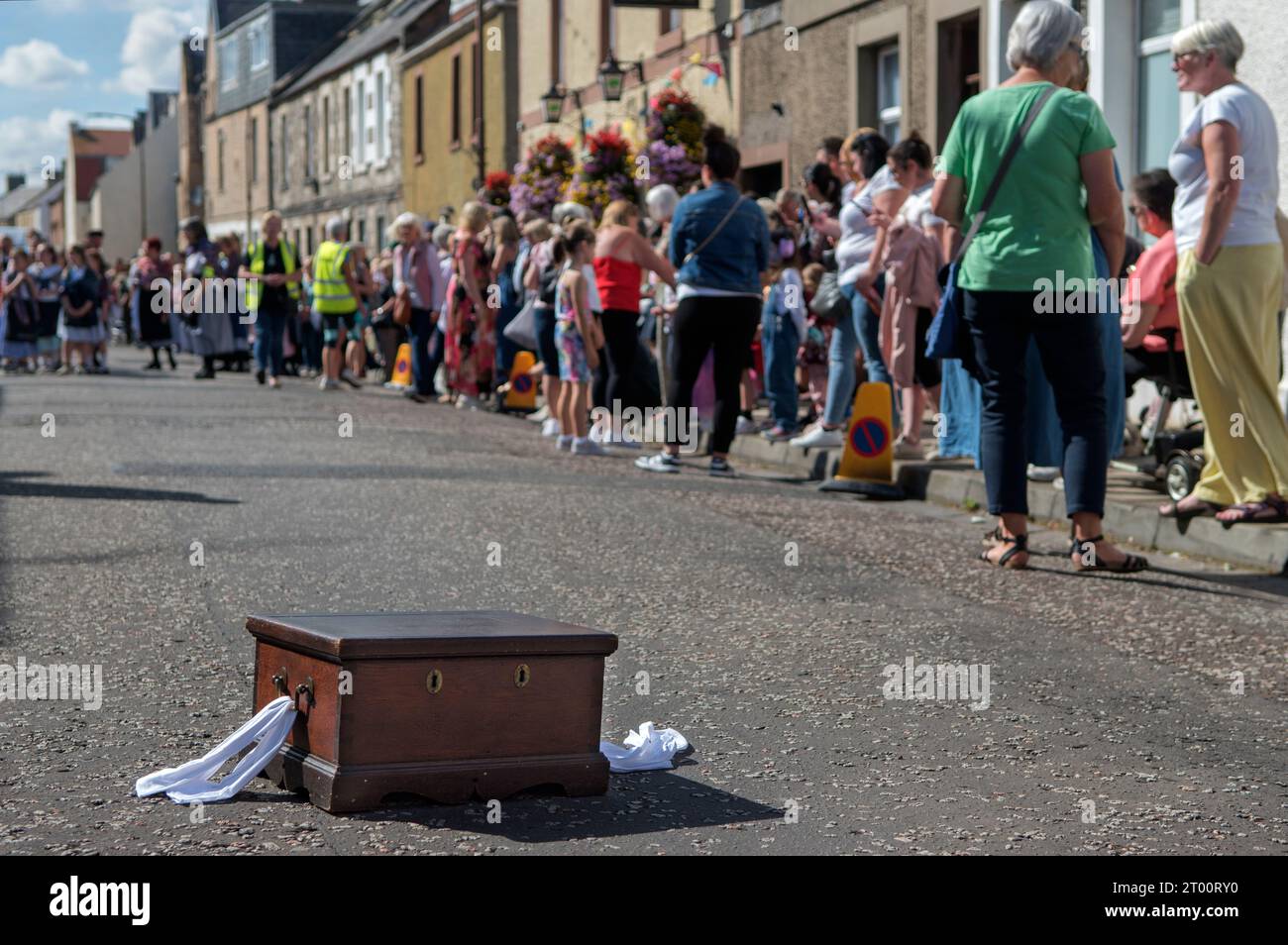 Cockenzie und Port Seton freundliche Gesellschaft der Fischer. Die Box Meeting Parade. The Box, tanzt vor dem Thorntree Pub. September 2023 Cockenzie und Port Seton, East Lothian, Schottland. HOMER SYKES AUS DEN 2020ER JAHREN Stockfoto